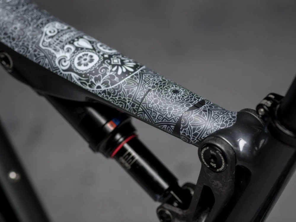 Ochranný polep DYEDbro na rám Enduro Día de Muertos White, lesk
